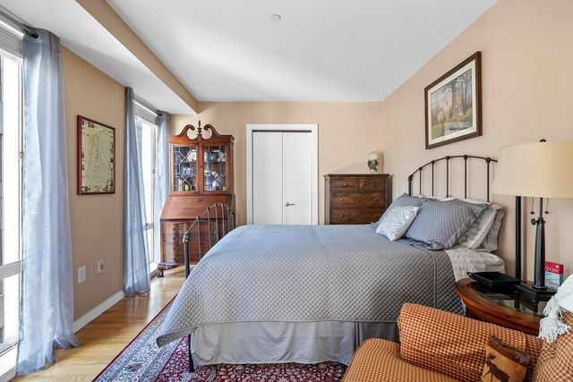 $1,060,000 | 80 Broad Street, Unit 907, Boston, MA 02110