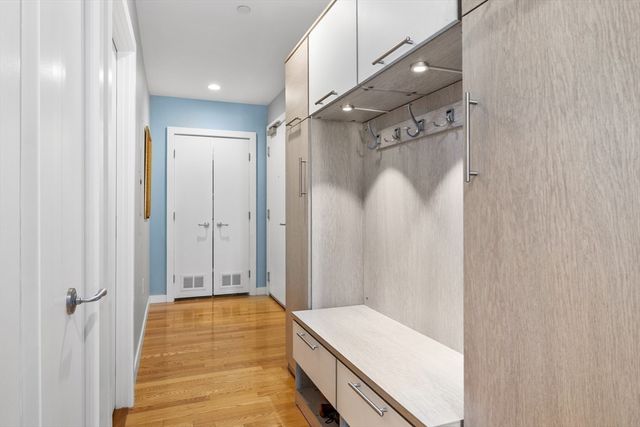 $1,060,000 | 80 Broad Street, Unit 907, Boston, MA 02110