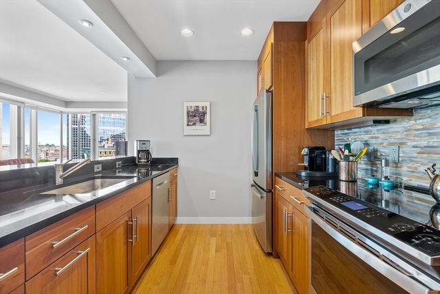 $1,060,000 | 80 Broad Street, Unit 907, Boston, MA 02110