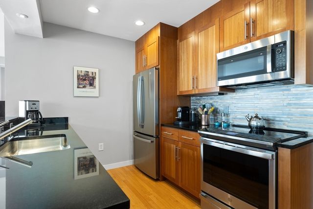 $1,060,000 | 80 Broad Street, Unit 907, Boston, MA 02110