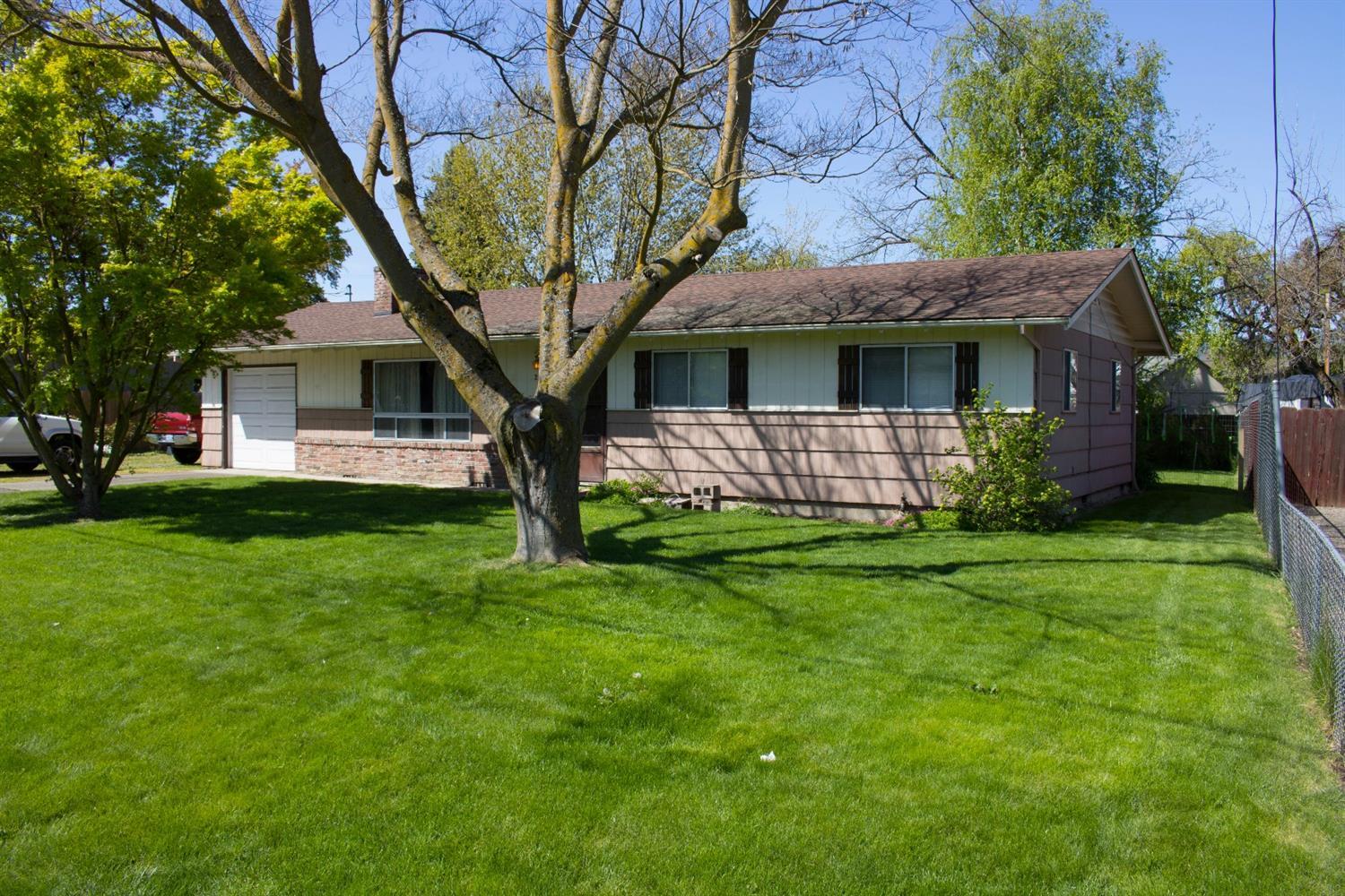 2613 Table Rock Road Medford, OR 97501 - Photo 18 of 23 a front view of a house with a garden