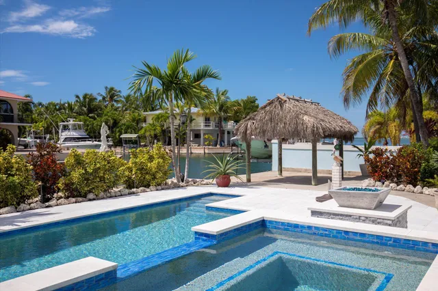 $2,800,000 | 680 Cruikshank Lane, Summerland Key, FL 33042