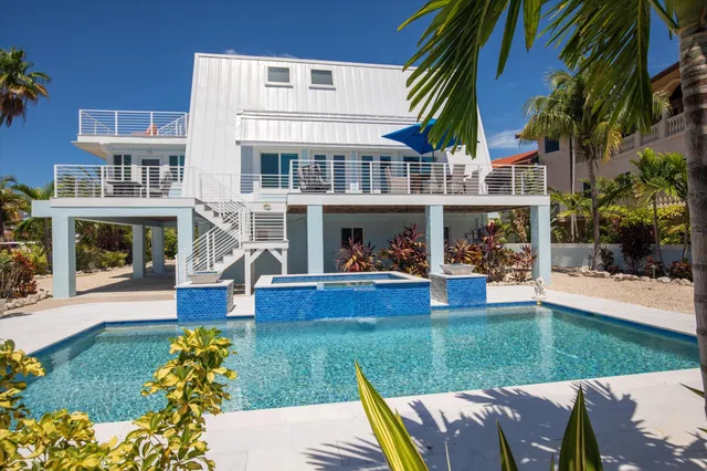 $2,800,000 | 680 Cruikshank Lane, Summerland Key, FL 33042