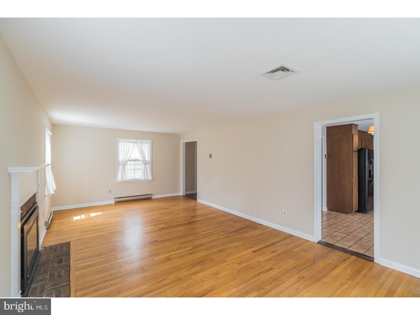 8 Deerpath Road Chalfont, PA 18914 - Photo 4 of 25 Living Room