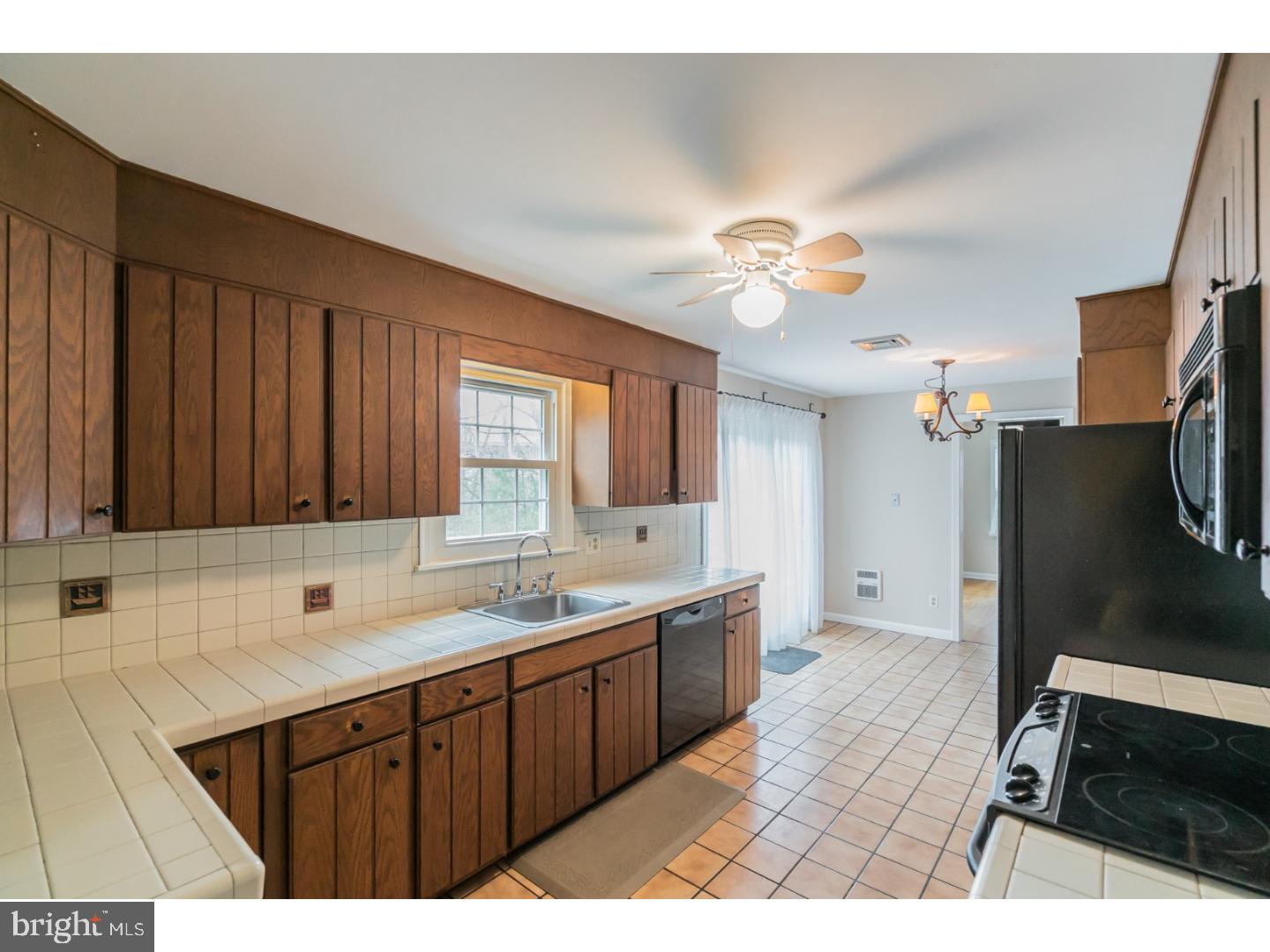 8 Deerpath Road Chalfont, PA 18914 - Photo 5 of 25 Kitchen