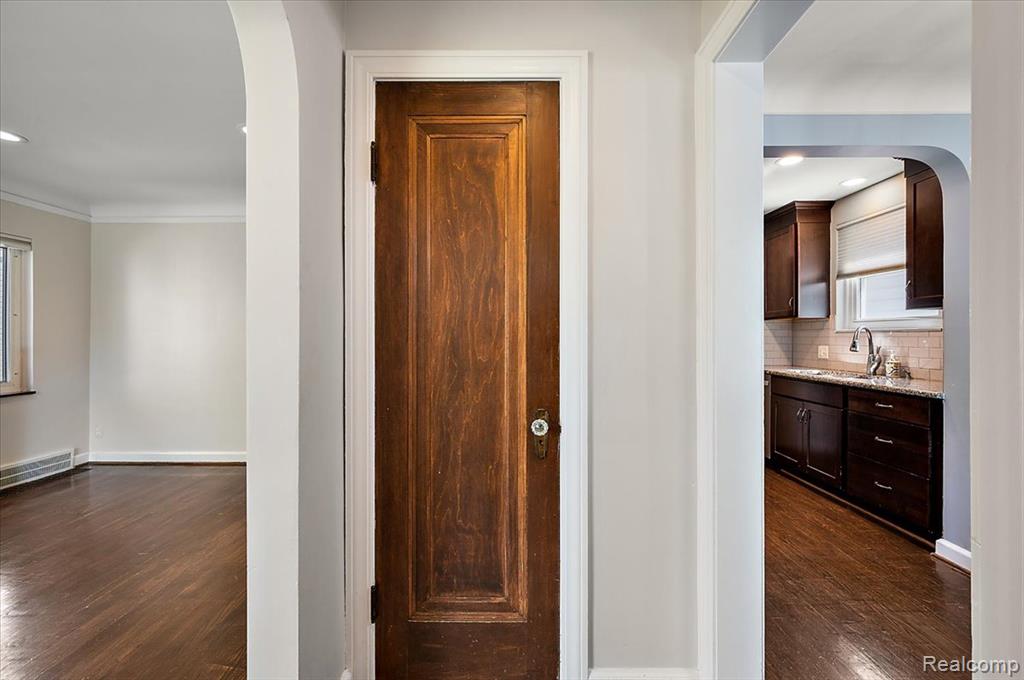 1450 Hampton Road Grosse Pointe Woods, MI 48236 - Photo 6 of 53