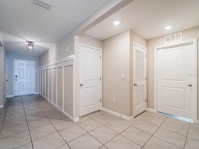 a view of entryway with an empty room