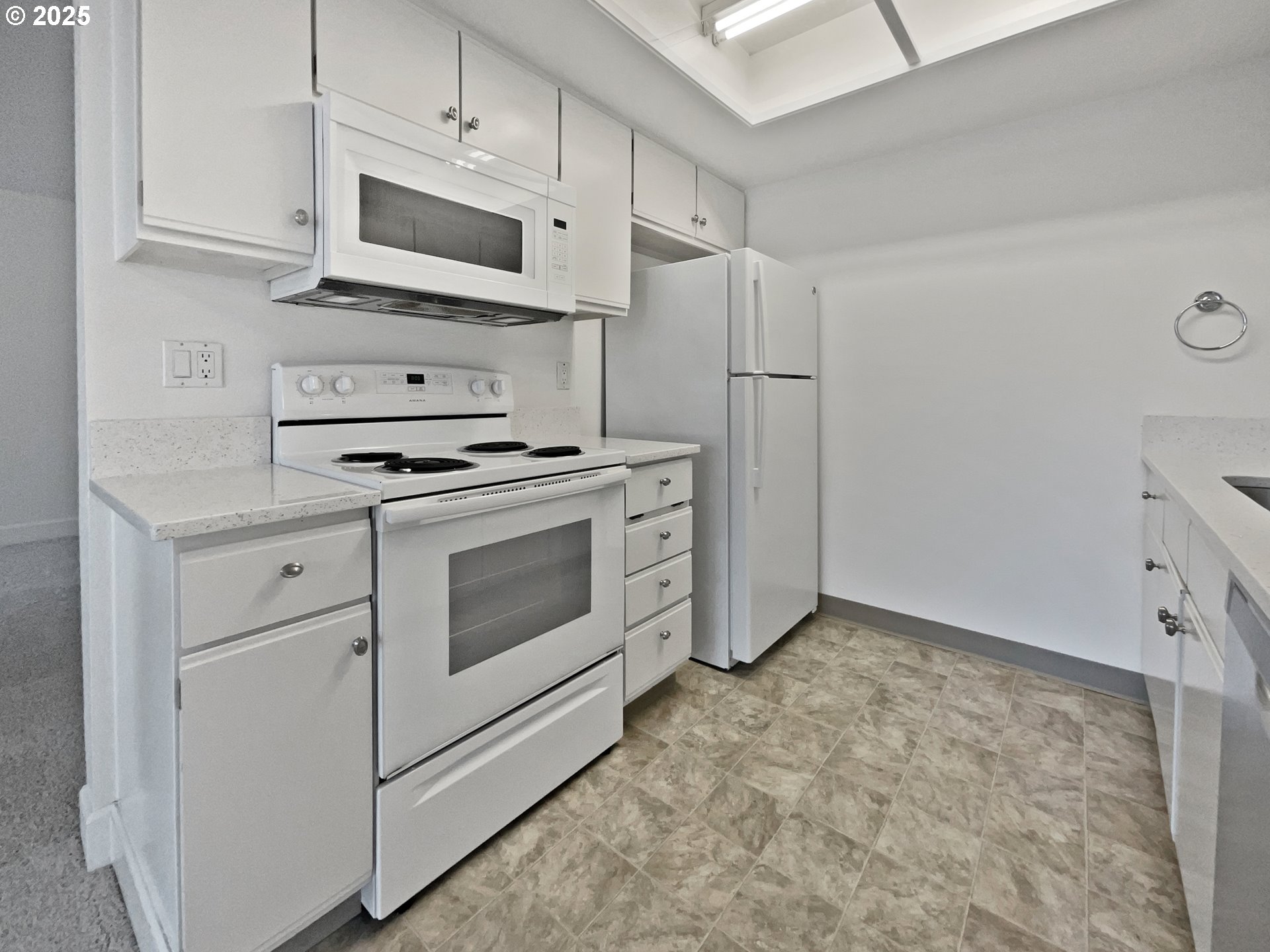 86 Kingsgate Road, Unit F103 Lake Oswego, OR 97035 - Photo 8 of 19 Gallery Image 8