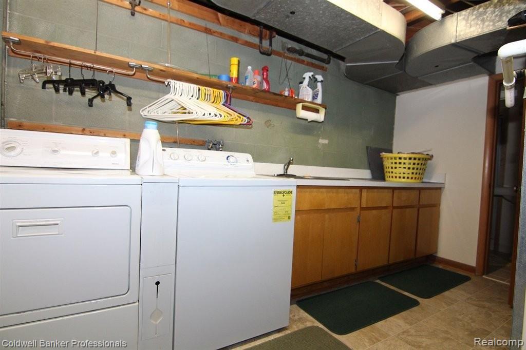 321 William Road Rochester, MI 48307 - Photo 21 of 24 Huge Laundry Room