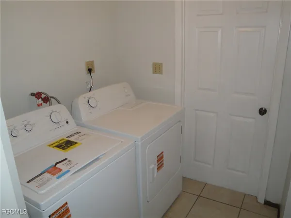 $1,800 | 620 Robert Avenue, Lehigh Acres, FL 33936