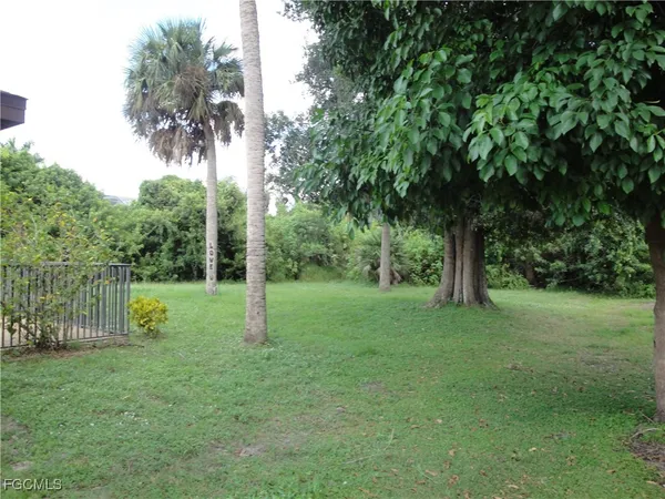 $1,800 | 620 Robert Avenue, Lehigh Acres, FL 33936