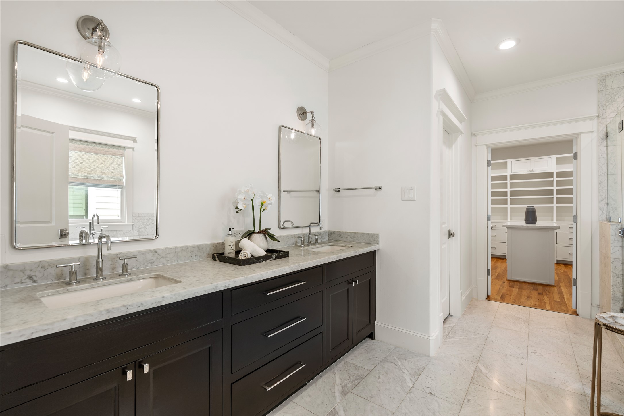 925 Tulane Street, Unit A Houston, TX 77008 - Photo 41 of 49 The primary bathroom leads to a private water closet and a spacious walk-in closet.