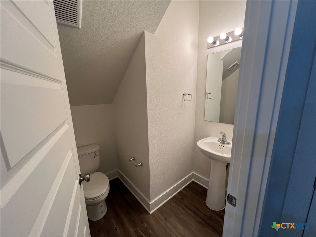 1810 Royal Loop Belton, TX 76513 - Photo 7 of 23 a bathroom with a toilet and a sink