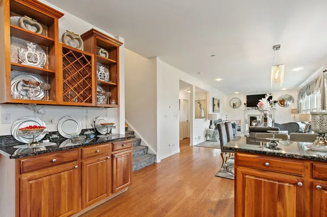 $600,000 | 1285 Mallard Lane, Hoffman Estates, IL 60192