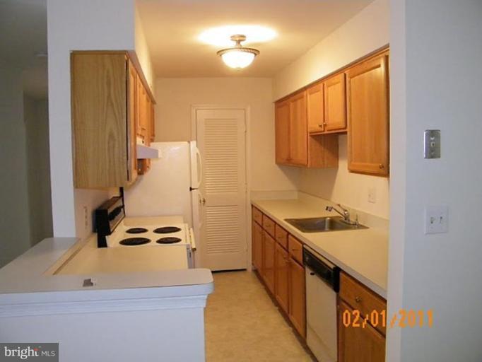 8112 H Colony Point Road, Unit H Springfield, VA 22152 - Photo 9 of 16 Kitchen
