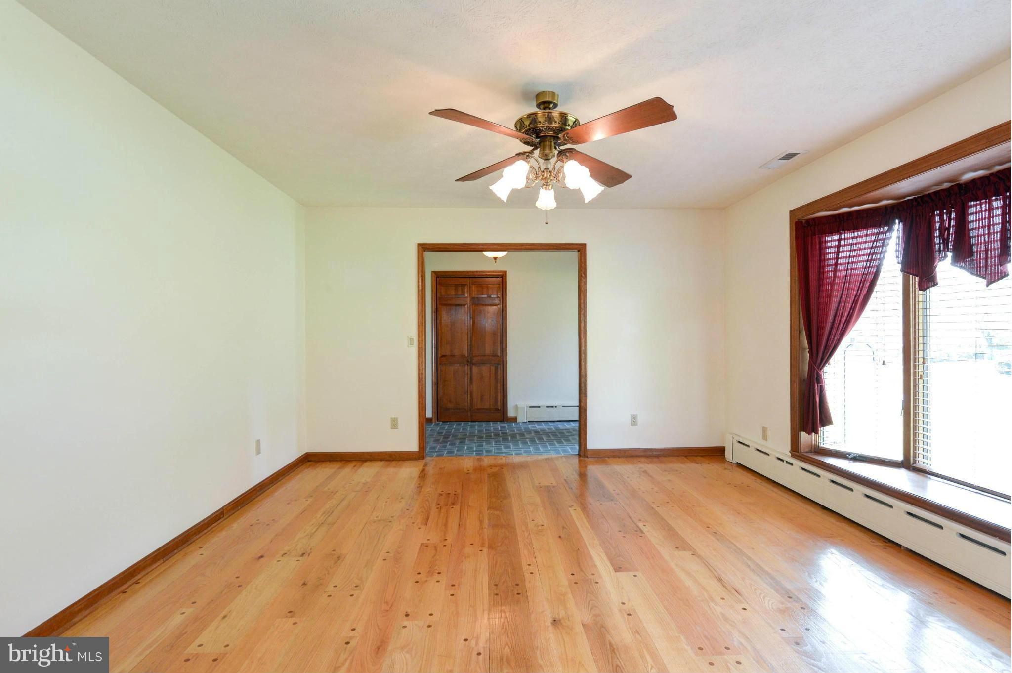 545 West Pearl Street Rising Sun, MD 21911 - Photo 9 of 27 Living Room