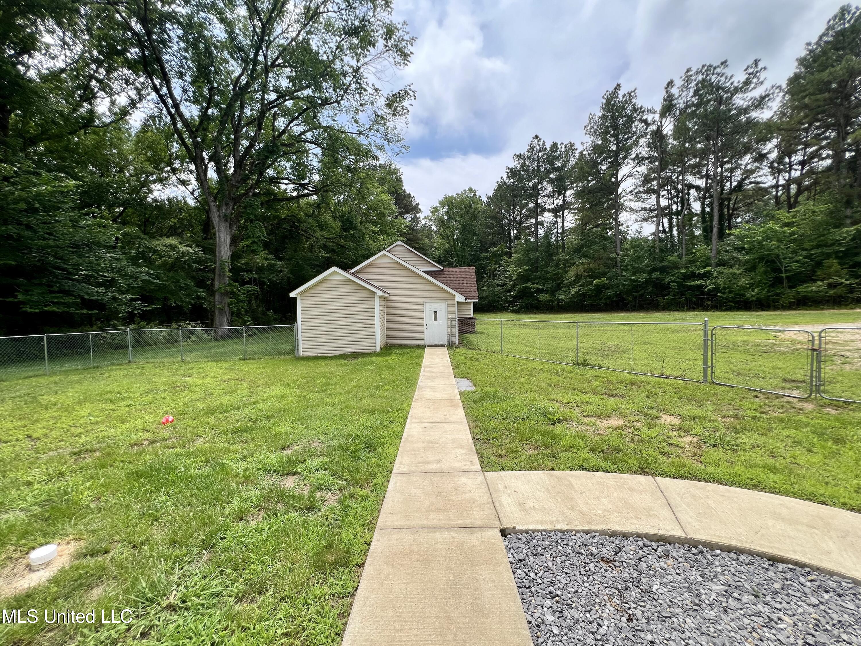 217 Yates Road Byhalia, MS 38611 - Photo 30 of 40 Backyard and Workshop 67