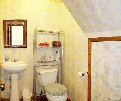 2075 Fisk Road Howell, MI 48843 - Photo 15 of 22 Guest_Bath_Still.jpg