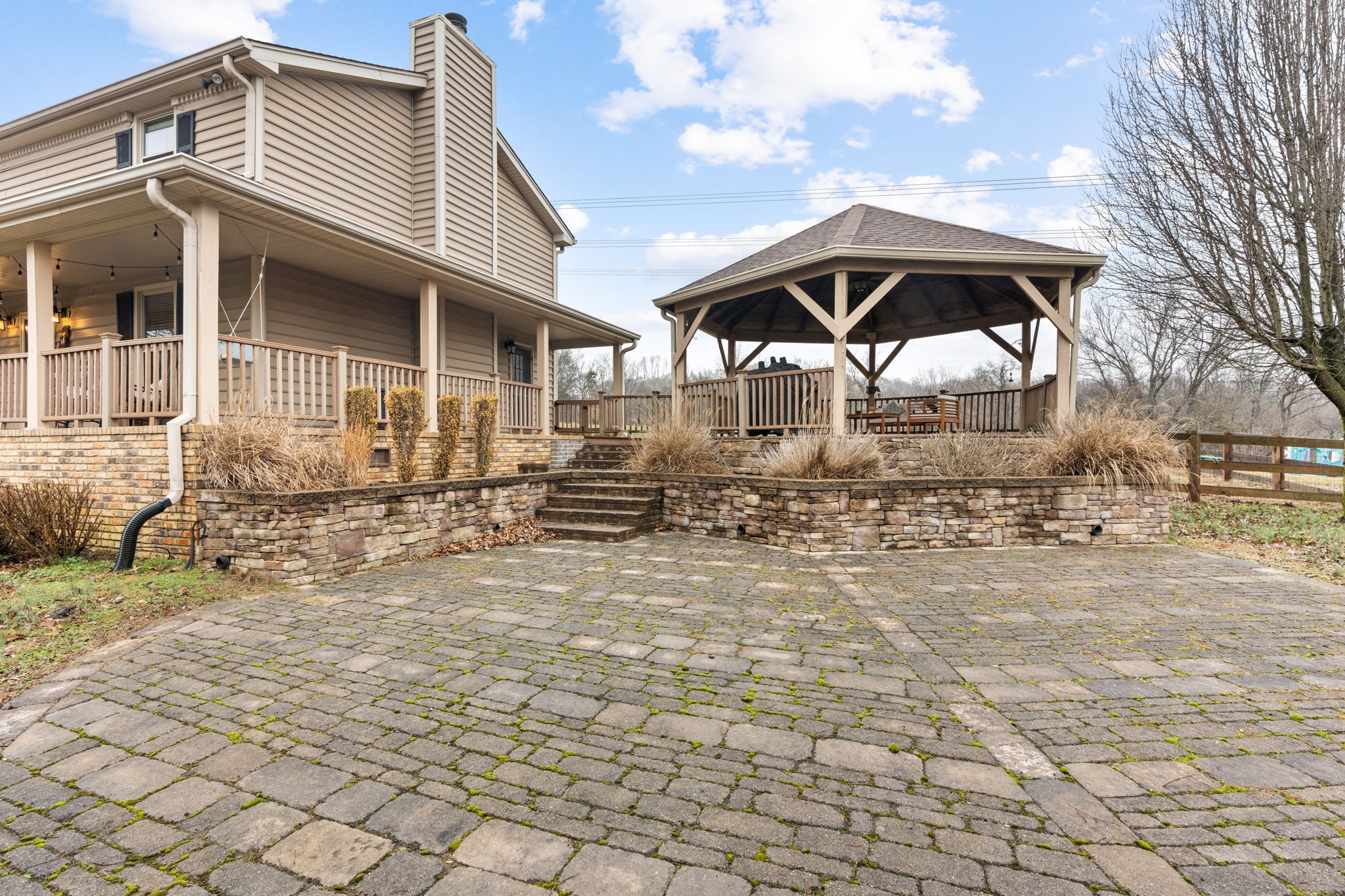 121 Ridgemar Trail Hendersonville, TN 37075 - Photo 33 of 46 a backyard of a house with table and chairs