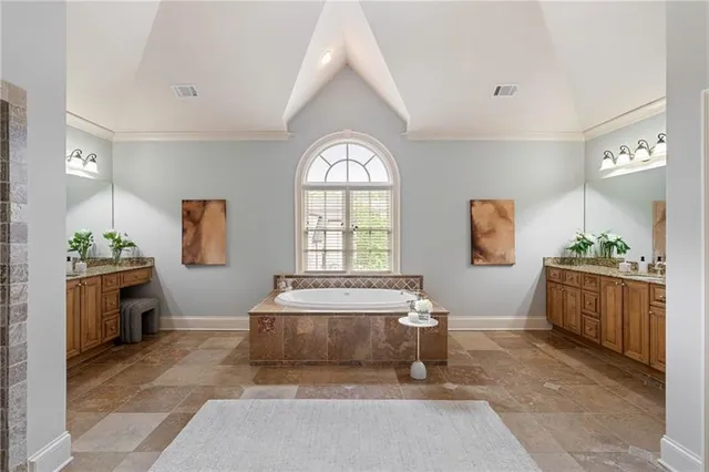 a view of entryway with a outdoor tub