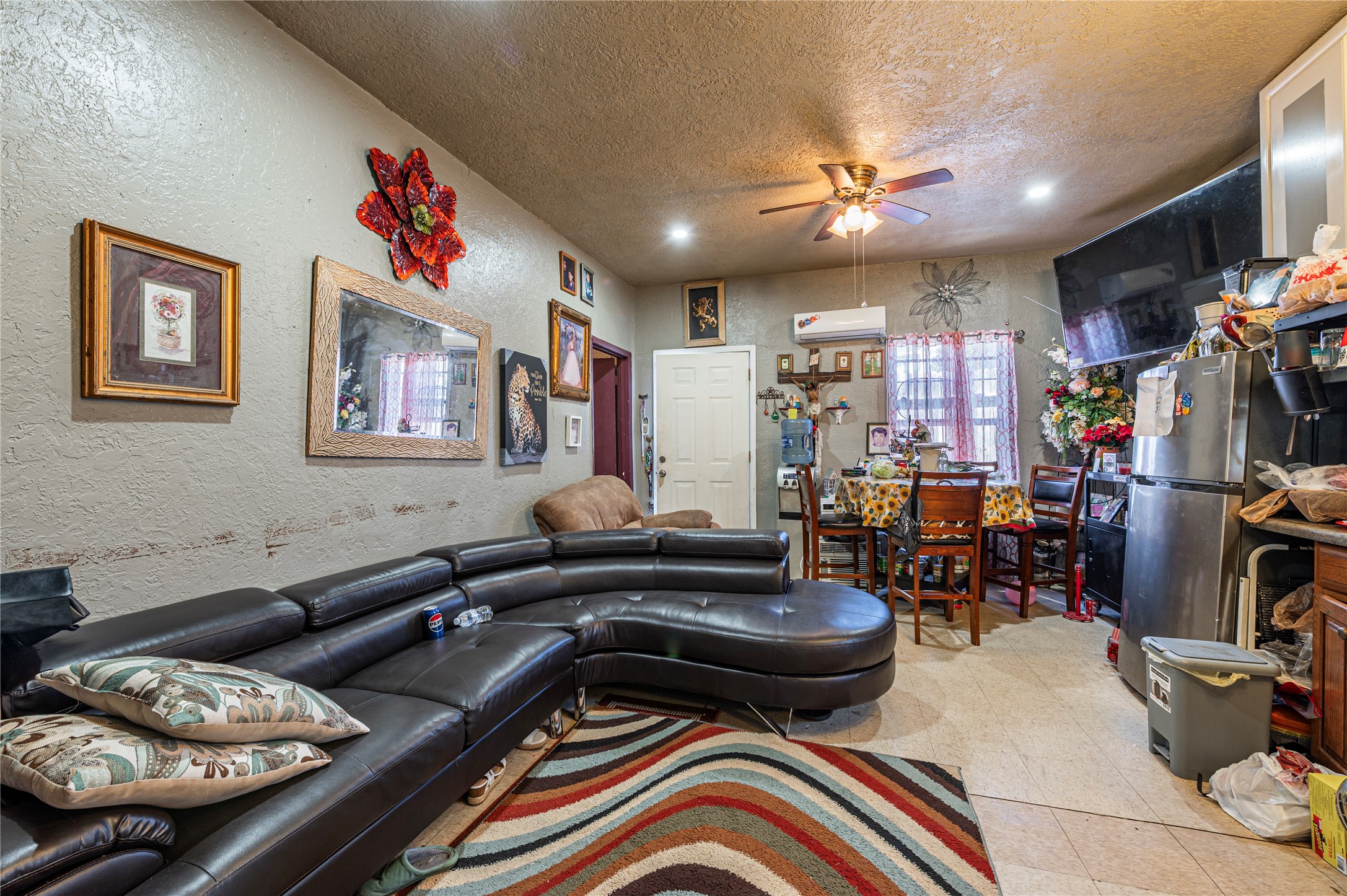 307 York Street, Unit 4 Houston, TX 77003 - Photo 20 of 38 a living room with furniture and a flat screen tv