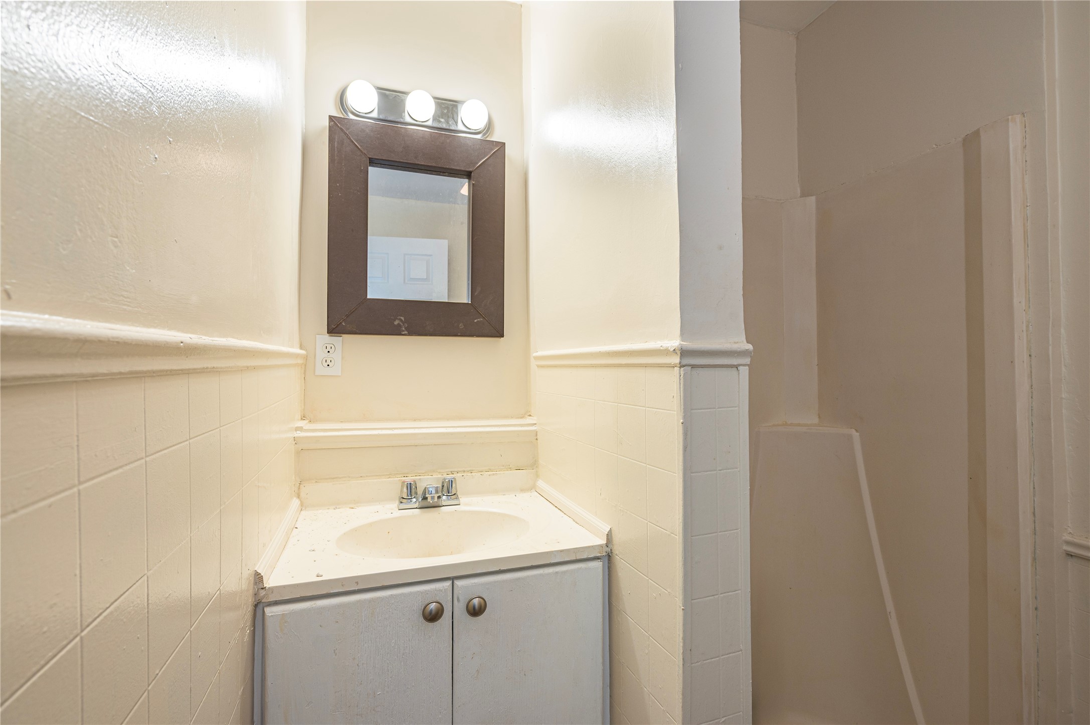 307 York Street, Unit 4 Houston, TX 77003 - Photo 25 of 38 a bathroom with a sink and a mirror