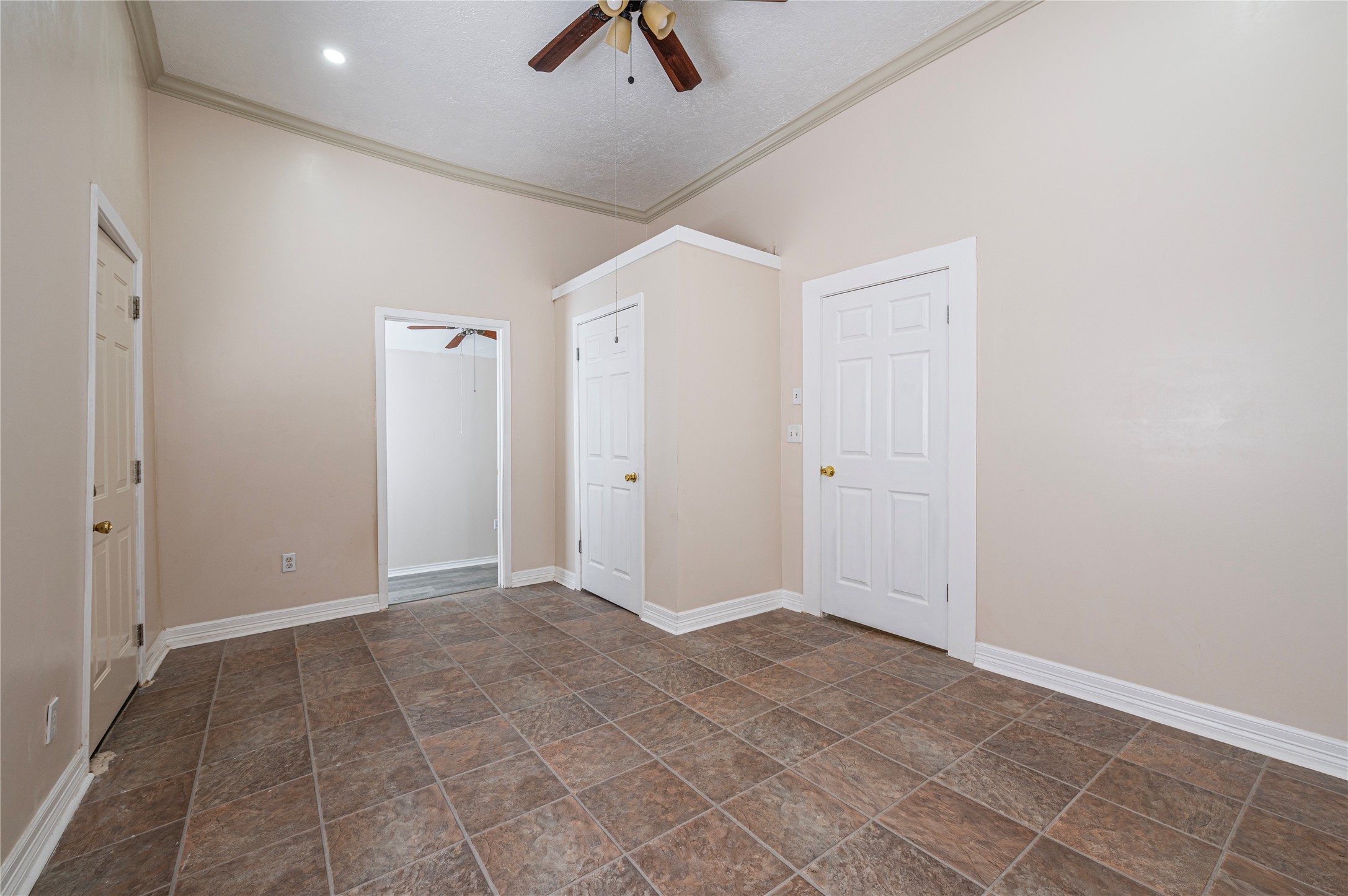 307 York Street, Unit 4 Houston, TX 77003 - Photo 26 of 38 an empty room with ceiling fan and window