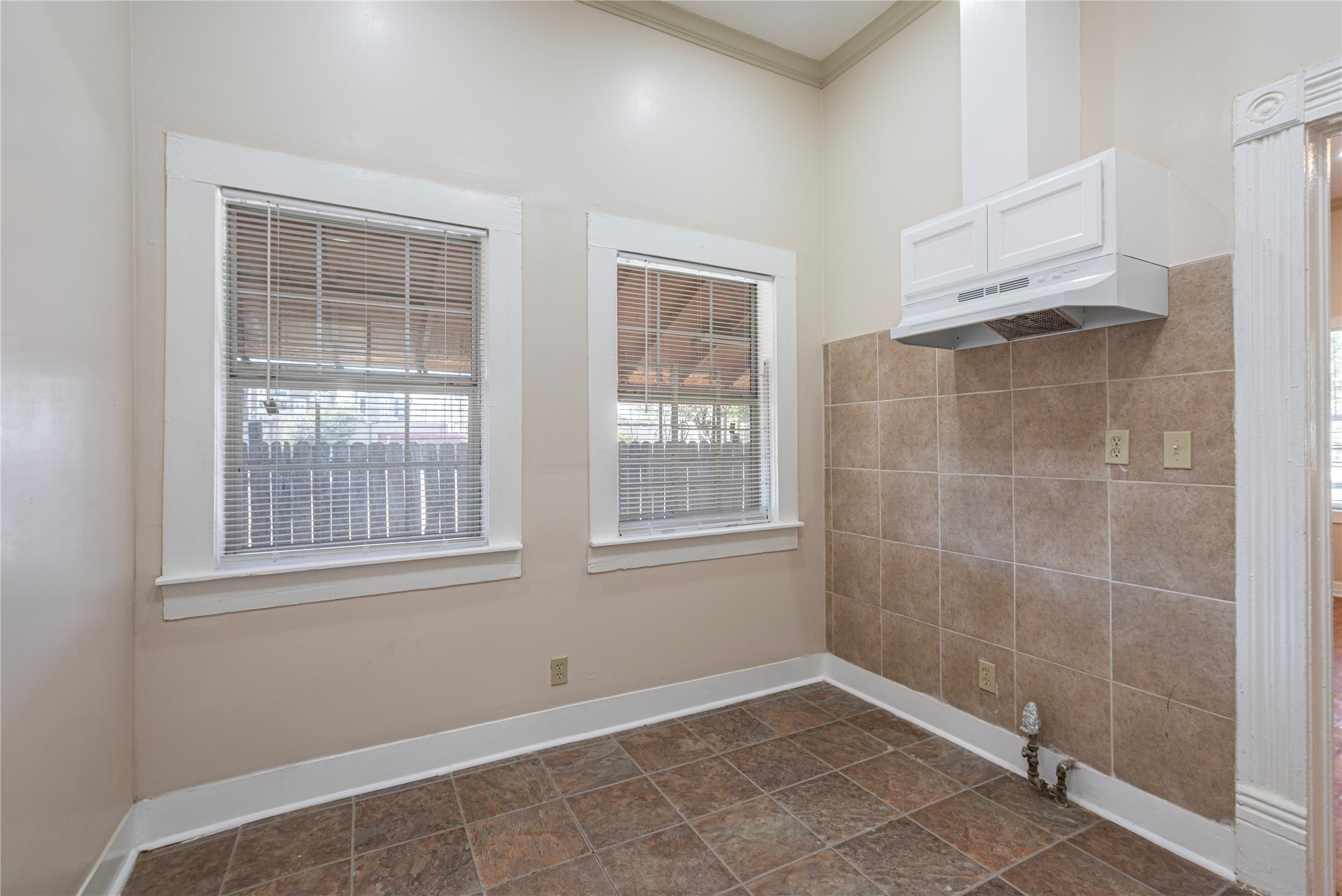307 York Street, Unit 4 Houston, TX 77003 - Photo 33 of 38 a view of an empty room with a window