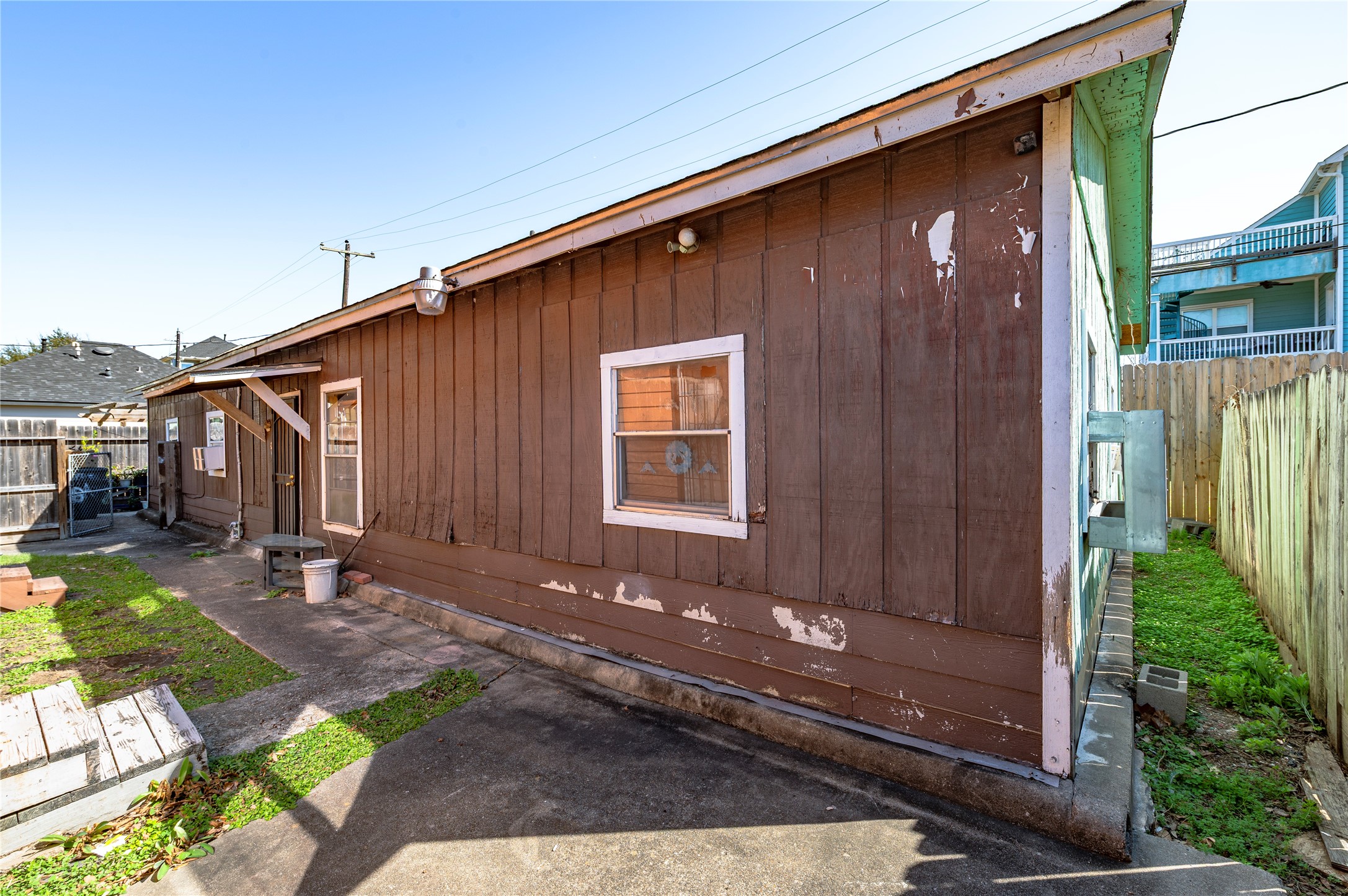 307 York Street, Unit 4 Houston, TX 77003 - Photo 37 of 38 a front view of a house