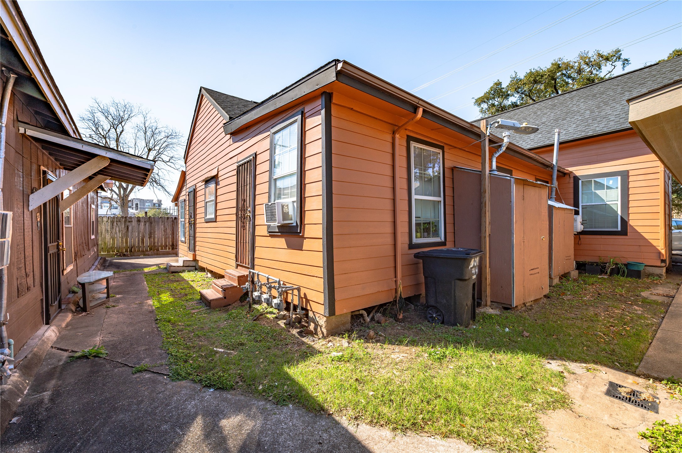 307 York Street, Unit 4 Houston, TX 77003 - Photo 8 of 38 a backyard of a house with yard and outdoor seating