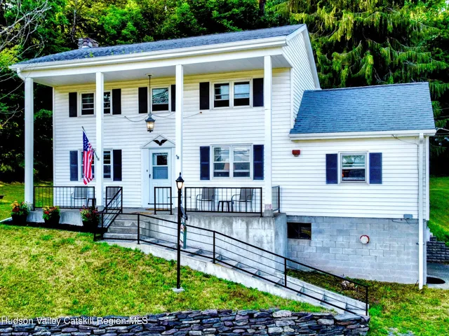 a view of front a house with a yard
