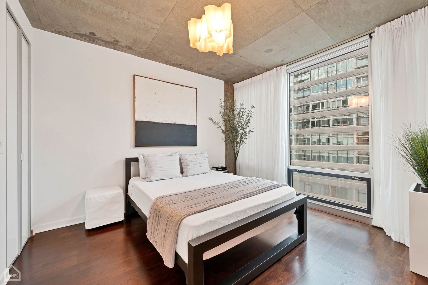 611 South Wells Street, Unit 904 Chicago, IL 60607 - Photo 6 of 17 a bedroom with a bed and a window