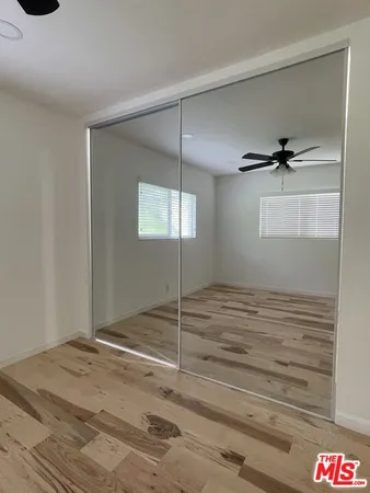 a view of a livingroom and a ceiling fan