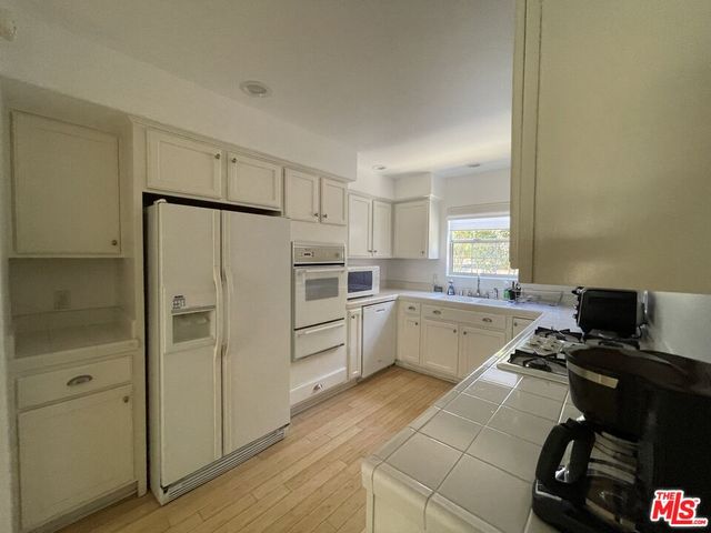 a view of a car in front of a house
