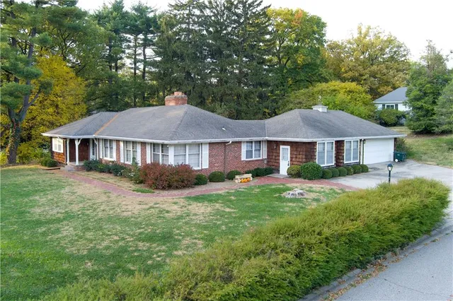 $365,000 | 2200 Northeast Parkway, St. Joseph, MO 64506