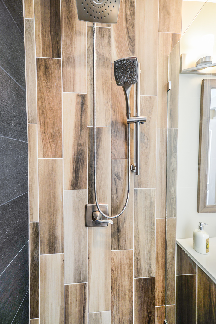 280 North Westgate Road, Unit 128 Mount Prospect, IL 60056 - Photo 22 of 29 a bathroom with a mirror
