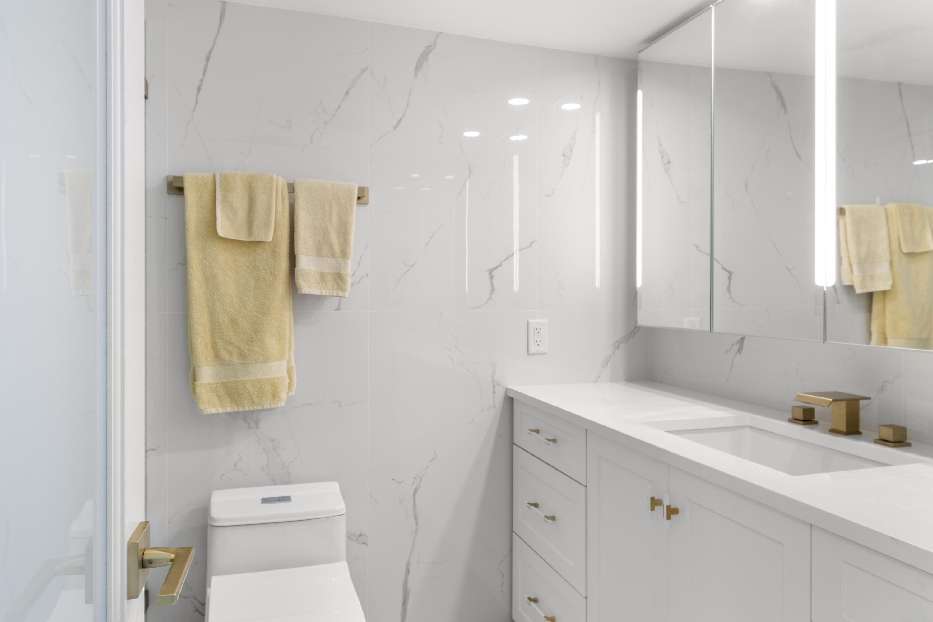 2871 North Ocean Boulevard, Unit C123 Boca Raton, FL 33431 - Photo 29 of 37 2nd Bathroom