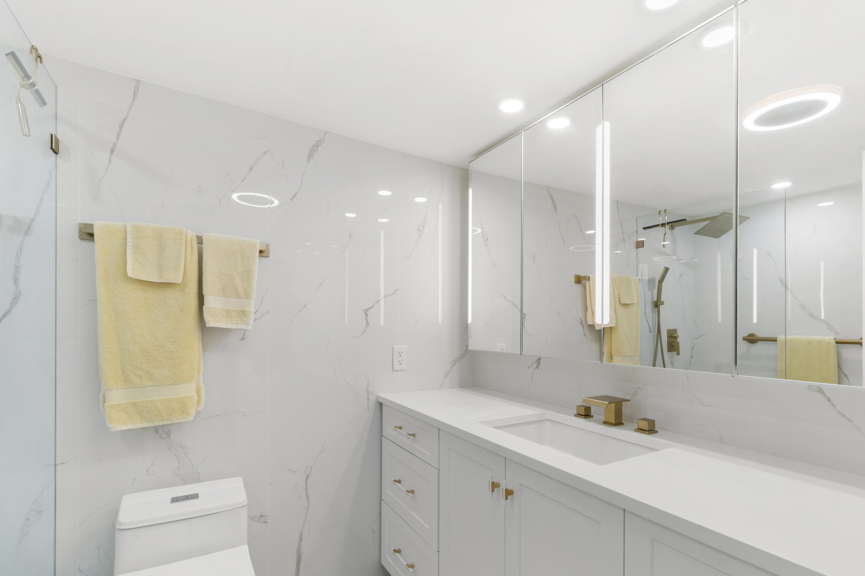 2871 North Ocean Boulevard, Unit C123 Boca Raton, FL 33431 - Photo 31 of 37 Guest Bath