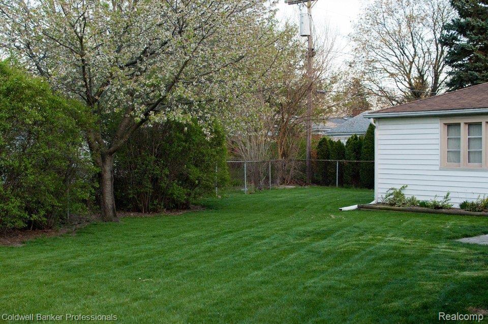 17712 Rougeway Street Livonia, MI 48152 - Photo 9 of 11 Backyard