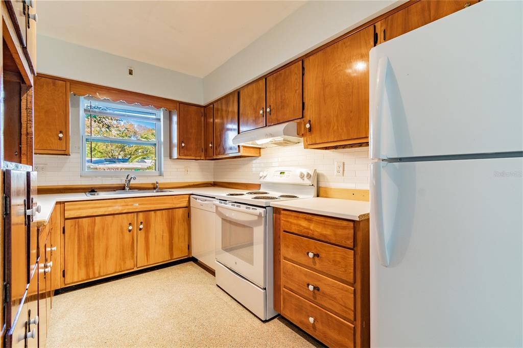 677 Oakwood Drive Dunedin, FL 34698 - Photo 17 of 31