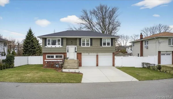 $699,000 | 41 North Kings Avenue, Lindenhurst, NY 11757