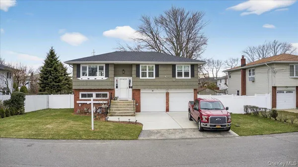 $699,000 | 41 North Kings Avenue, Lindenhurst, NY 11757
