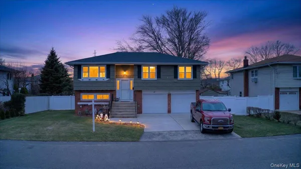 $699,000 | 41 North Kings Avenue, Lindenhurst, NY 11757