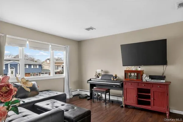 $699,000 | 41 North Kings Avenue, Lindenhurst, NY 11757