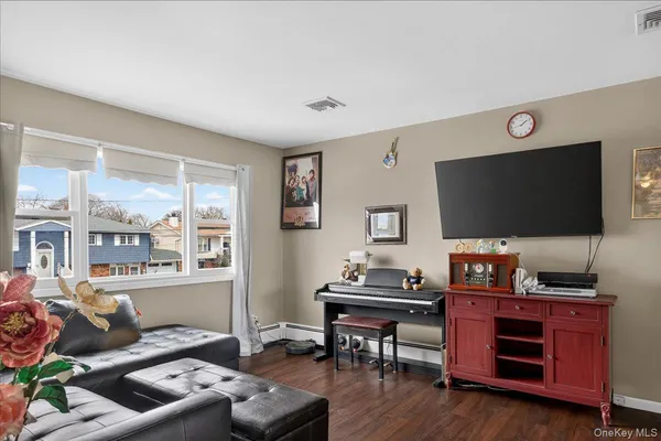$699,000 | 41 North Kings Avenue, Lindenhurst, NY 11757
