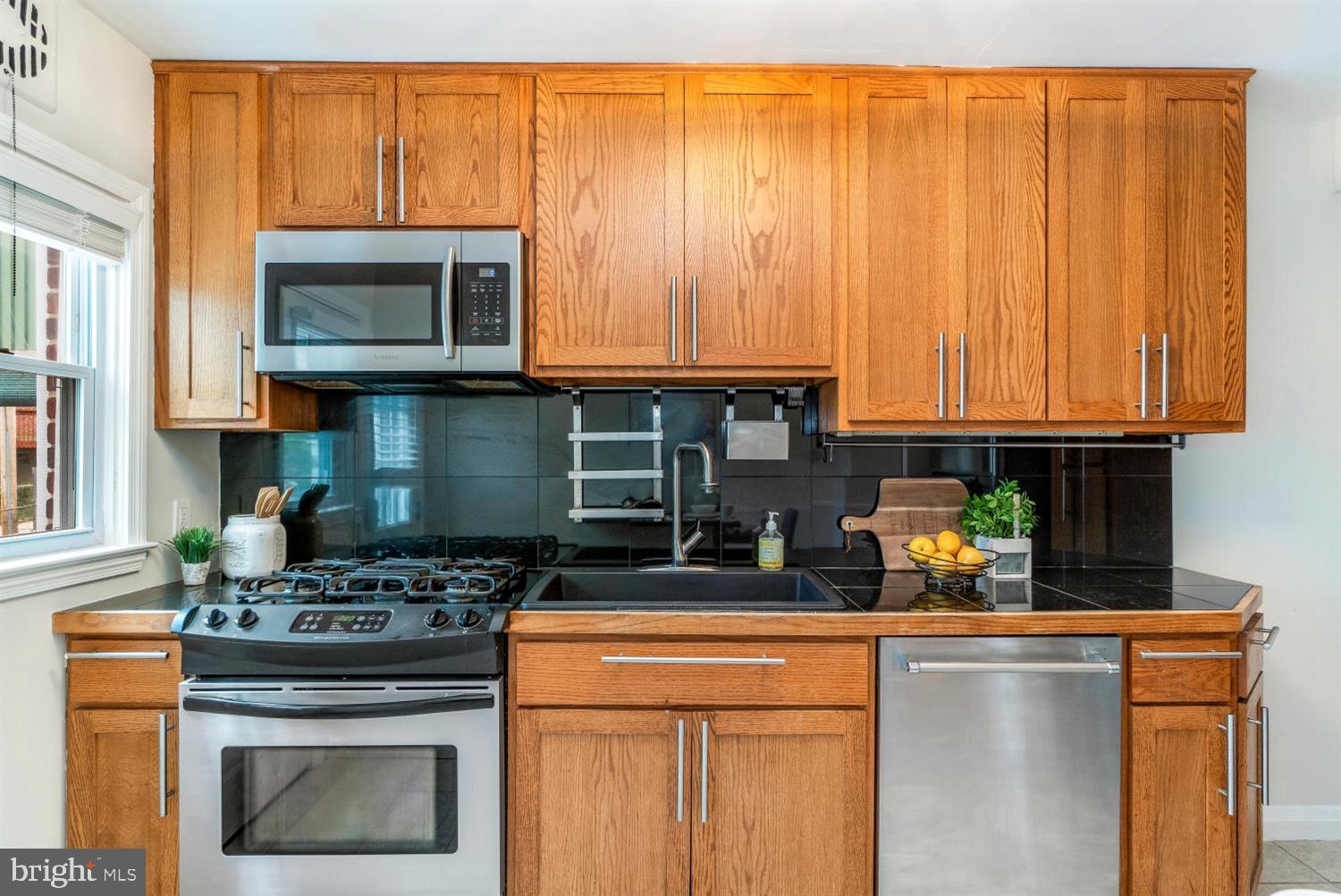 8658 Black Oak Road Baltimore, MD 21234 - Photo 15 of 41 Kitchen with Stainless Steel Appliances