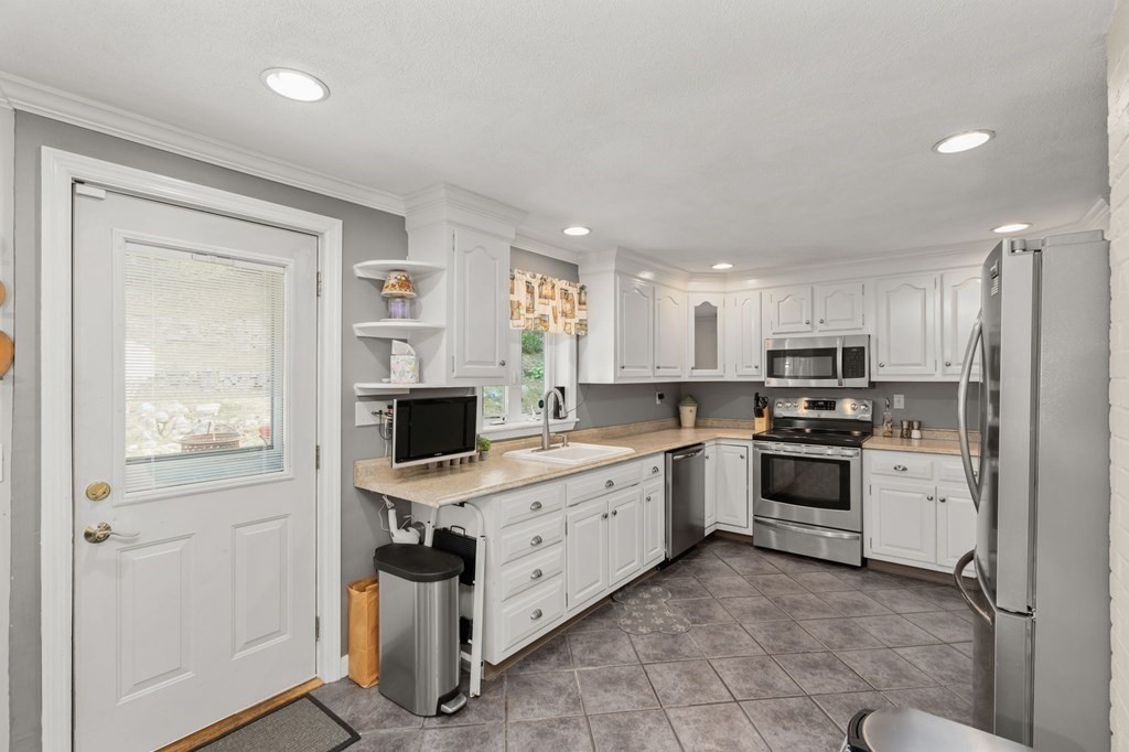 50 Trask Road Peabody, MA 01960 - Photo 5 of 30 Gallery Image 5