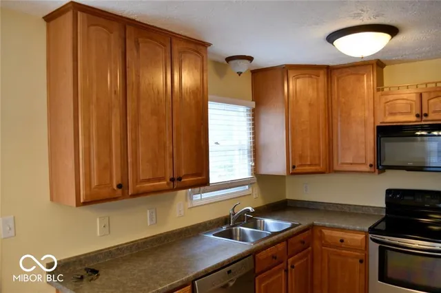 $2,200 | 516 East 10th Street, Indianapolis, IN 46202