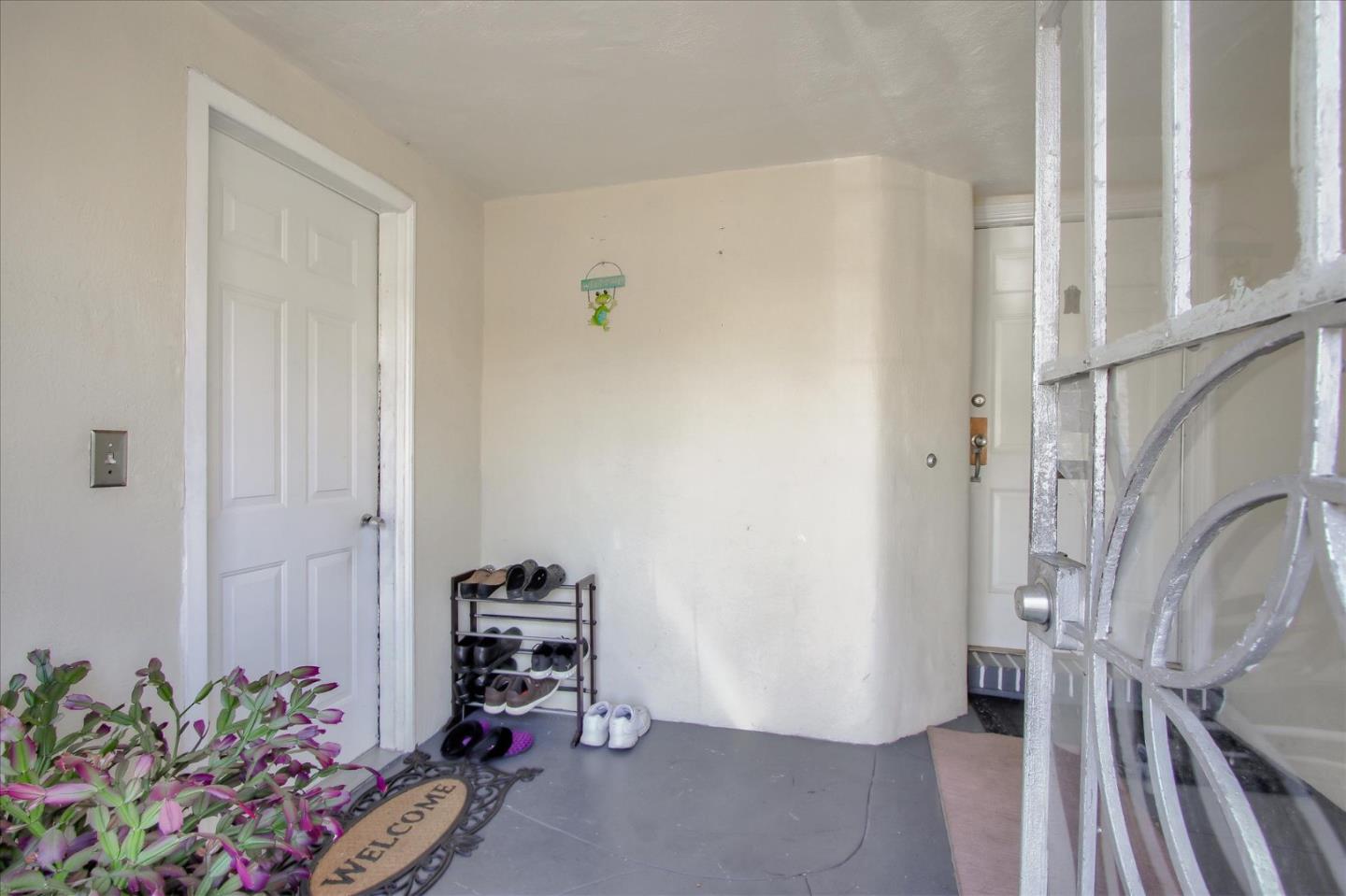 Willits Street Daly City, CA 94014 - Photo 5 of 50 a room with toys and a potted plant