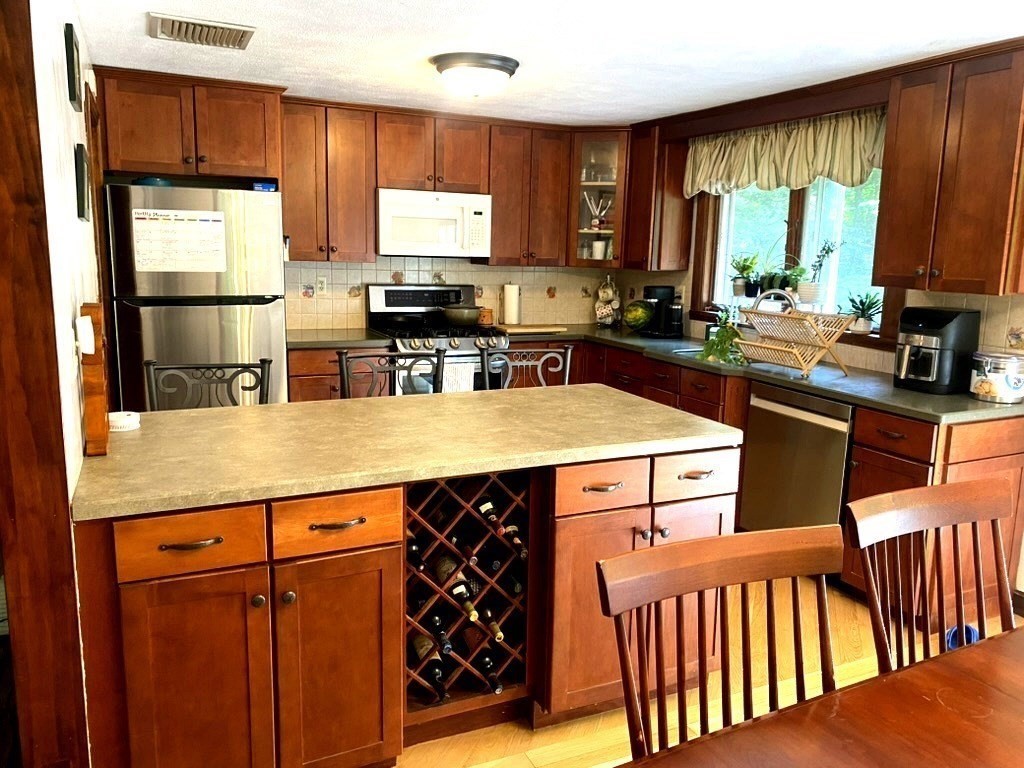 10 Warwick Road Walpole, MA 02071 - Photo 11 of 28